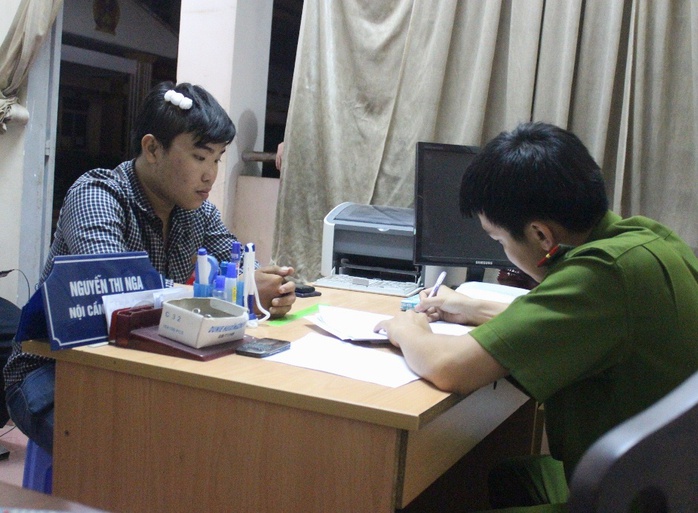 PV Linh Hoàng làm việc cùng Công an phường Long Trường, quận 9 sau vụ hành hung (ảnh: G.M)