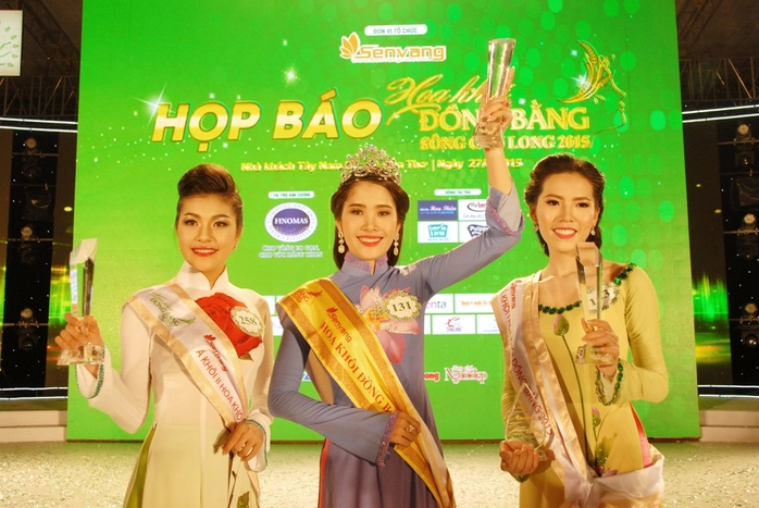 Hoa khôi Nam Em (giữa) cùng 2 Á khôi