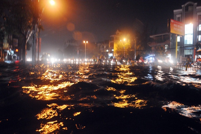2 cơn mưa lớn liên tiếp khiến tuyến đường Kinh Dương Vương bị chìm trong biển nước đen ngòm