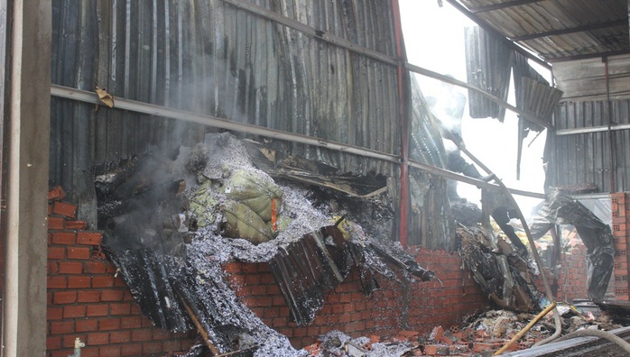 Đám cháy thiêu rụi nhiều nguyên vật liệu bên trong và làm mái tôn đổ sập.