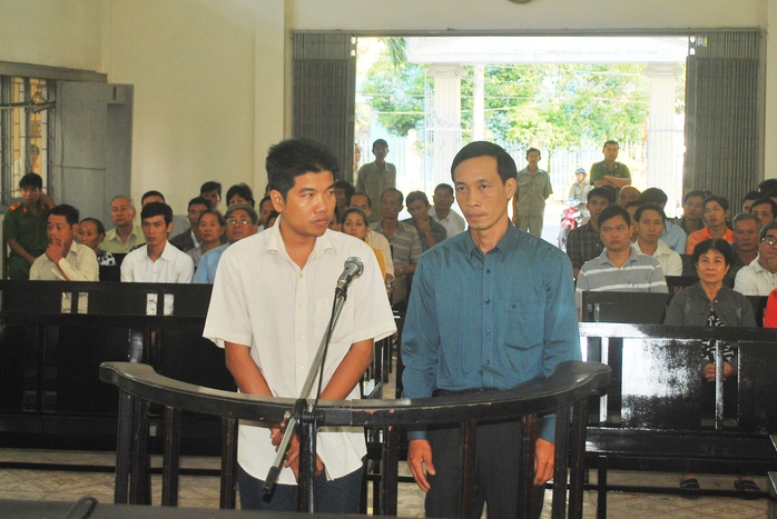 Bị can Huỳnh Ngọc Long (bên phải) và Phạm Xuân Bình trong phiên tòa sáng 5-2