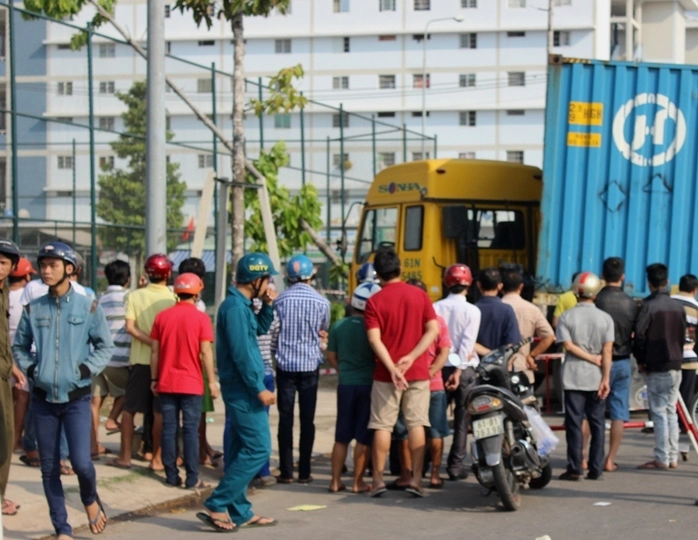 Nhiều người dân vẫn còn bàng hoàng khi vụ tai nạn xảy ra.