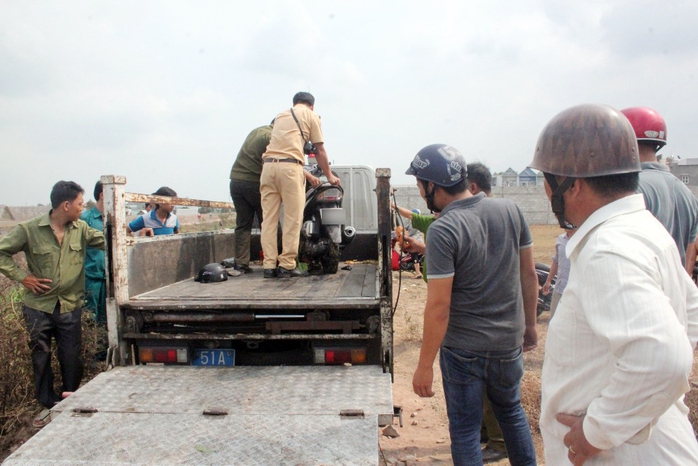 Công an huyện Hóc Môn cũng đã có mặt phối hợp với công an địa phương làm rõ nguyên nhân và trục vớt chiếc xe máy tay ga lên bờ.