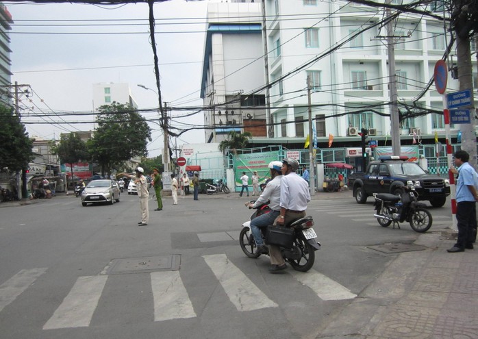 Nhiều người điều khiển phương tiện gặp lúng túng khi tuyến đường bị phong tỏa.