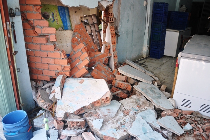 Sau cú tông mạnh, chiếc xe taxi làm thủng một mảng tường lớn căn nhà số 1206 đường Phạm Thế Hiển, phường 5, quận 8, TP HCM.