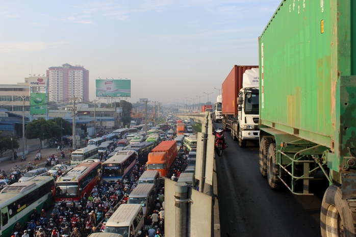 Xe máy phải leo lên cầu vượt thép ngã tư Thủ Đức để lưu thông khiến nguy cơ tai nạn rất cao