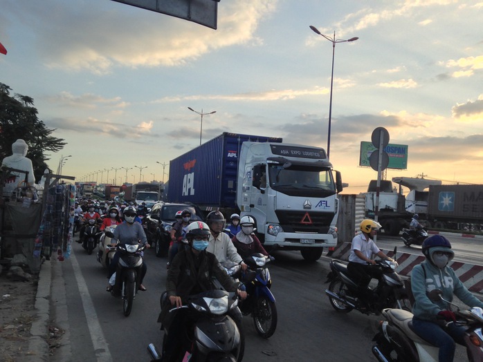 Sự cố xảy ra ngay giờ cao điểm đã gây kẹt xe nghiêm trọng trên Xa lộ Hà Nội, đoạn qua cầu Rạch Chiếc hướng từ cầu Sài Gòn về cầu Đồng Nai.