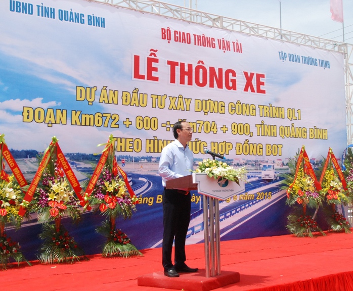 Thứ trưởng Bộ Giao thông vận tải Lê Đình Thọ phát biểu tại lễ khánh thành tuyến đường tránh vượt lũ