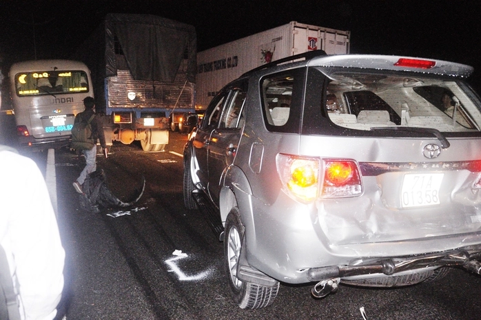 Xe ô tô 7 chỗ phát hiện tai nạn nên tài xế dừng lại thì bị xe khách 16 chỗ phía sau tông đến.