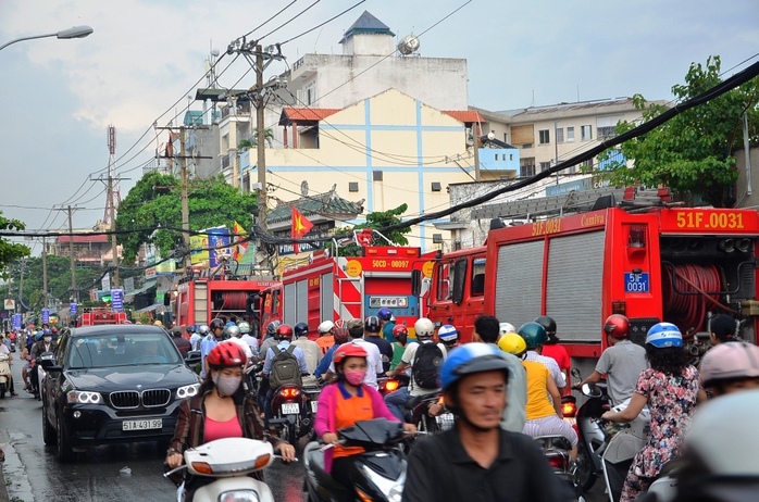 Vụ cháy gây kẹt xe kéo dài