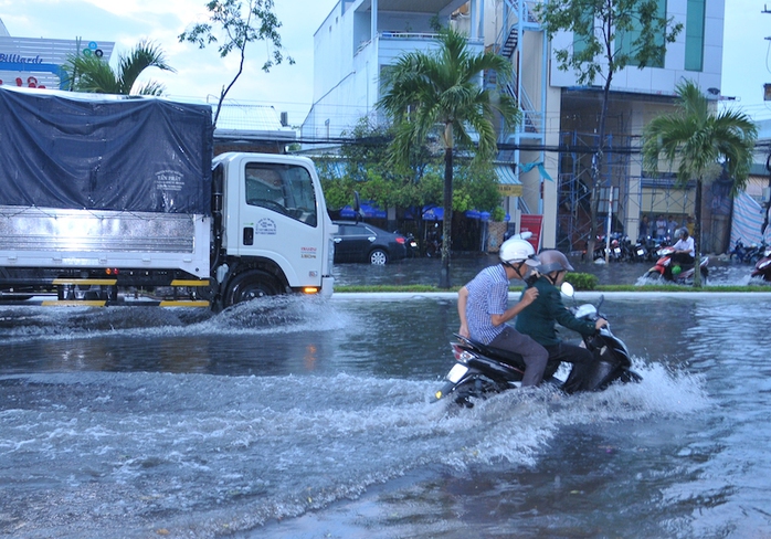 Đường Trần Văn Hoài biến thành sông chỉ sau cơn mưa lớn