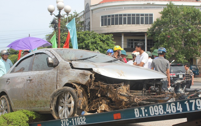 Lực lượng cứu hộ đưa xe ô tô gặp nạn khỏi hiện trường.