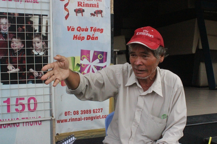 Ông Nguyễn Văn Bình đang kể lại phút bị té ngã trước đầu xe container do mặt đường bị lún