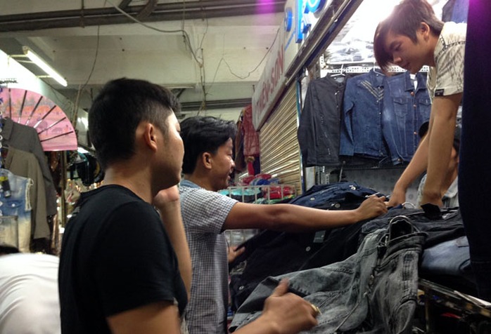 Các gian hàng chuyên bán đồ Jean tấp nập khách chọn hàng