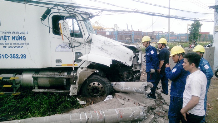 May mắn, trụ điện bị xe tông gãy thành nhiều khúc đã chèn dưới bánh xe nên xe không lao vào được khu nhà dân