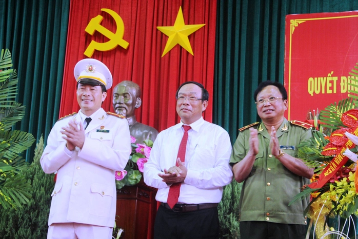 Đại tá Lê Quốc Hùng (ngoài cùng bên trái) tại lễ công bố quyết định