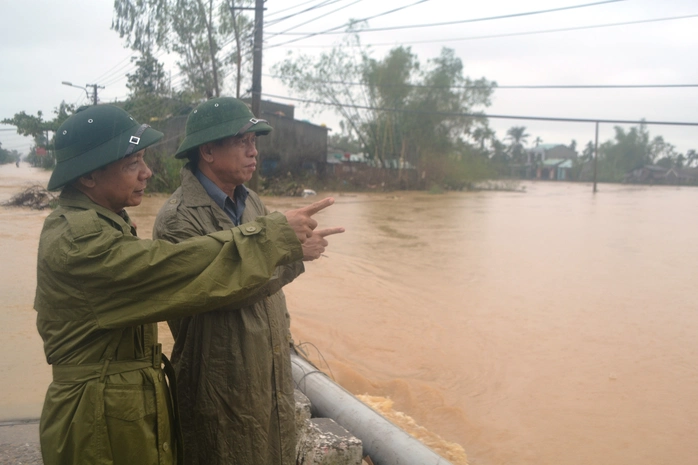 Ông Lê Phước Thanh (đứng trước) trong một lần đi thị sát tình hình mưa bão tại huyện Đại Lộc, tỉnh Quảng Nam