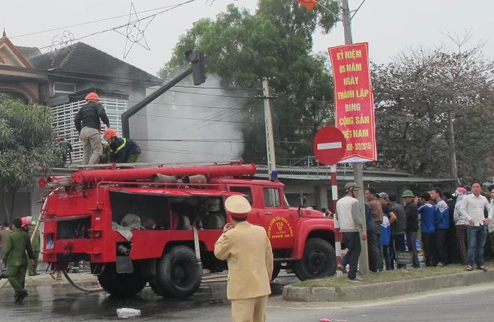 Xe cứu hỏa đươch huy động để dập tắt đám cháy.