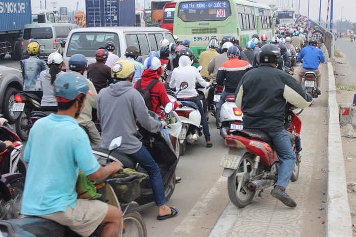 Xe máy leo lên vỉa hè trên cầu Rạch Chiếc để lưu thông