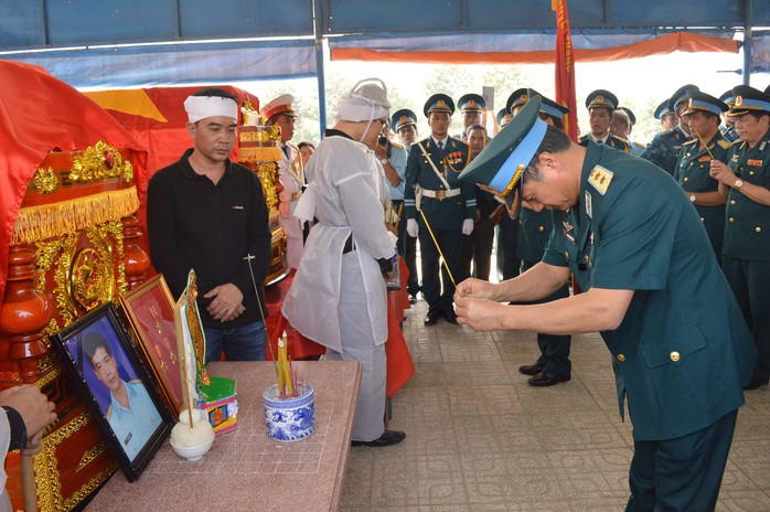  Đồng đội, chỉ huy của hai chiến sĩ thắp nhang để tiễn biệt các anh về nơi an nghỉ cuối cùng