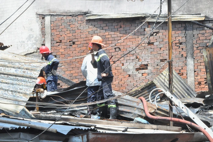 Lính cứu hỏa túc trực tại hiện trường đề phòng nguy cơ ngọn lửa bùng phát trở lại