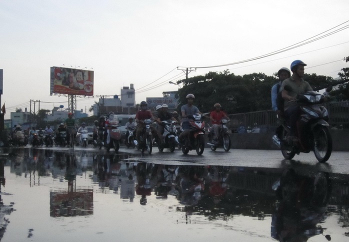 Mưa tạo thành nhiều vũng nước lớn trên đường khiến giao thông một số khu vực hỗn loạn