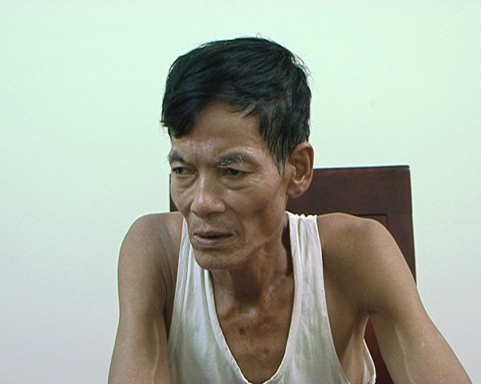 Nguyễn Minh Kha và 165 tép ma túy đá tang vật thu giữ tại nhà Kha