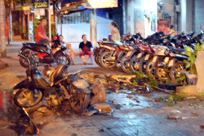 Cảnh đổ nát sau khi chiếc ô tô bất ngờ mất lái tông vào 5 xe máy, đâm sập nhà dân