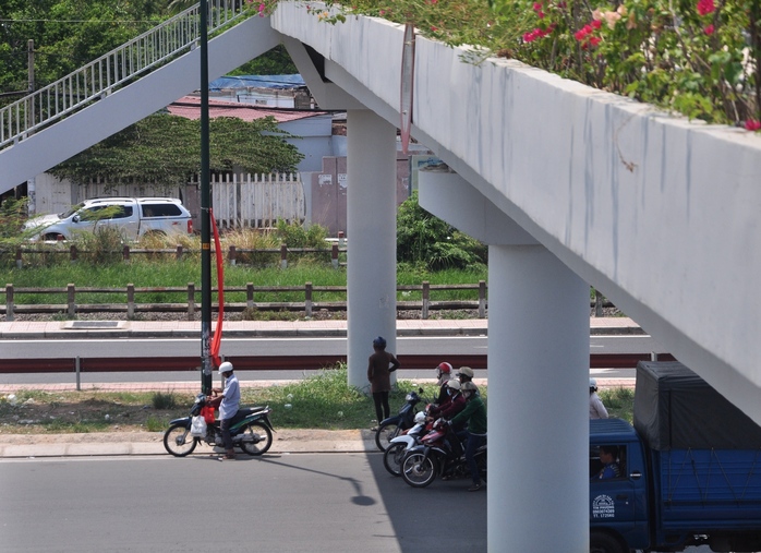 Người đi đường phải núp dưới những tán cây có bóng râm, dưới gầm các cầu vượt