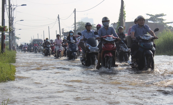 Giao thông gặp nhiều khó khăn khi nhiều tuyến đường bị ngập nặng