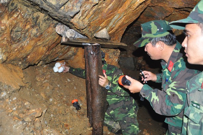 Lực lượng công binh tiến hành đặt thuốc nổ để đánh phá hầm vàng