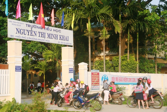 Việc chấp hành đội mũ bảo hiểm tại trường Tiểu học Nguyễn Thị Minh Khai rất tốt