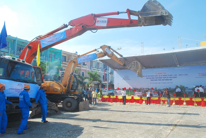 Các xe chuyên dụng đang khởi động theo nghi thức Lễ động thổ trong Dự án nâng cấp, mở rộng QL 30