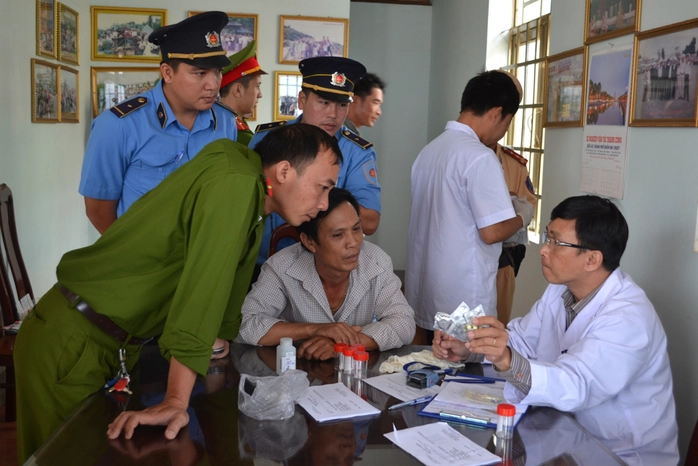Đoàn kiểm tra liên ngành tỉnh Đắk Lắk giải thích quy trình kiểm tra sức khỏe cho các tài xế