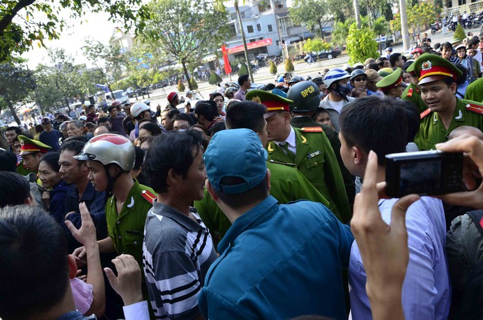 Người dân tụ tập ngày càng đông trước nhà ông Nguyễn Bá Thanh