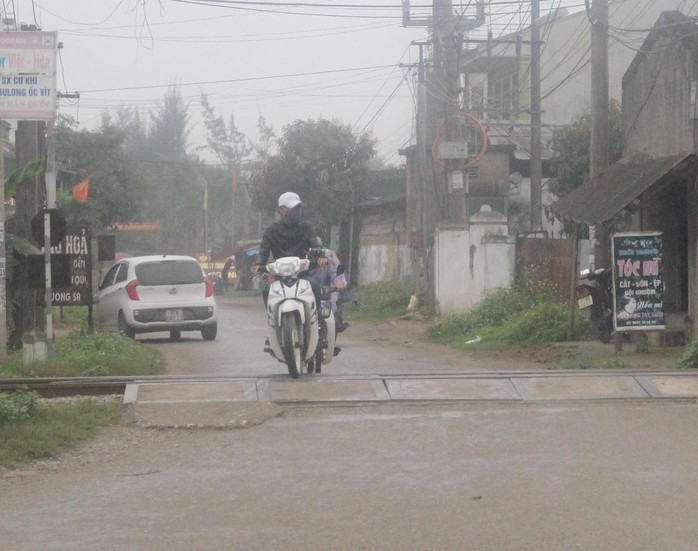 Các đường ngang dân sinh đoạn qua huyện Nghi Lộc, Nghệ An luôn tiểm ẩn nguy cơ tai nạn giao thông đường sắt.