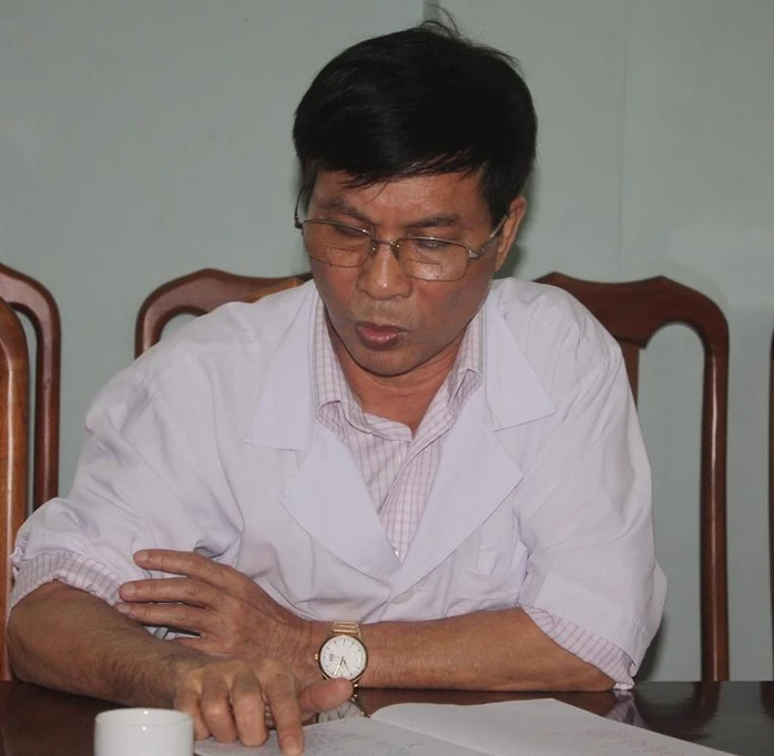 Ông Trần Khắc Tiến, Giám đốc BVĐK Diễn Châu cho biết nguyên nhân ban đầu dân đến mẹ con san phụ tử vong là do vở tử cung, mất máu. Ảnh: Thái Cao
