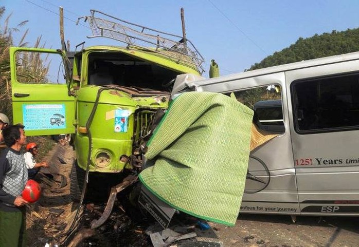 Hiện trường vụ tai nạn thảm khốc tại Thanh Hóa ngày 24-1, đã có 10 người tử vong