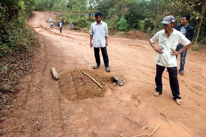 Ngôi mộ vô chủ bị công ty Đại Việt mở đường vùi lấp hằng ngày vẫn bị các xe chở đất chạy qua