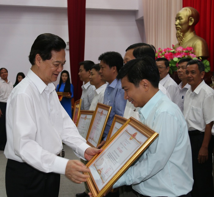 Thủ tướng trao tặng bằng khen cho các tập thể, cá nhân có thành tích xuất sắc