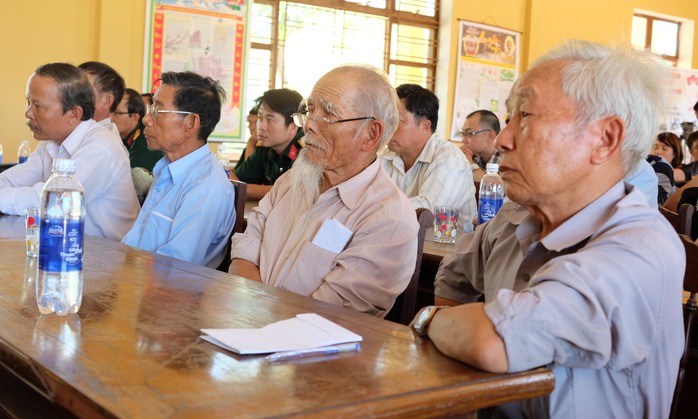 Người dân làng Nghi An trong buổi đối thoại với Quân khu V sáng 18-6