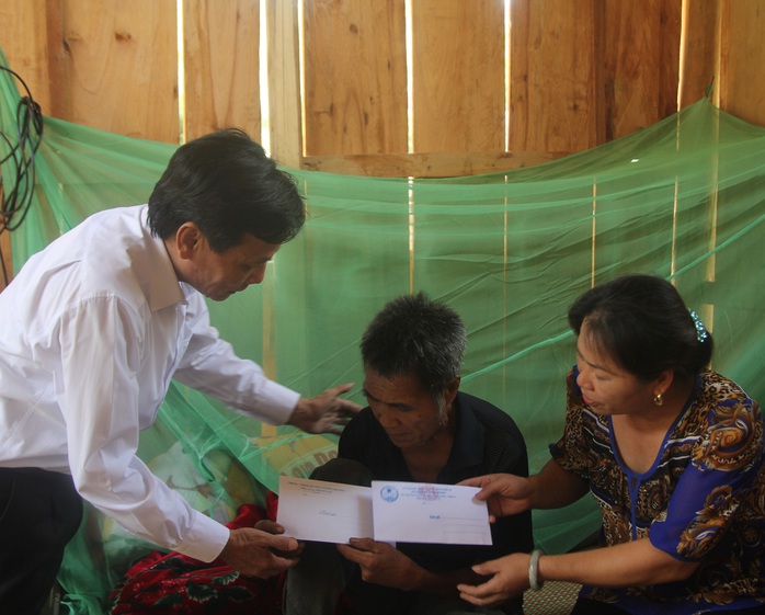 Ông Trịnh Minh Châu, Chủ tịch UBND huyện Tương Dương thăm hỏi ông Lo Văn Bình (bố nạn nhân Thọ).