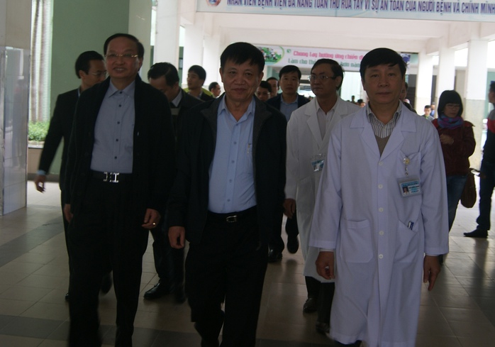 Ông Tô Huy Rứa dẫn đầu đoàn công tác trung ương đã vào bệnh viện thăm ông Nguyễn Bá Thanh sáng 13-1