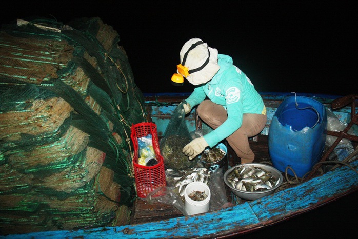 Ngư dân đánh bắt thủy sản ở đầm Thủy Triều