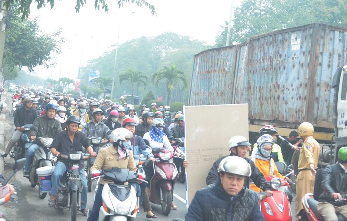 Đường Nguyễn Tri Phương bị kẹt xe dài sau vụ tai nạn