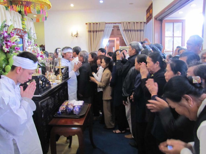 Nhiều người không cầm được nước mắt trong lễ viếng ông Nguyễn Bá Thanh Ảnh: HOÀNG DŨNG