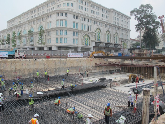 Lồng thép để làm tường chắn cho sàn máy của tuyến Metro số 1 được thi công trên đường Lê Lợi, quận 1, TP HCM Ảnh: Thu Hồng