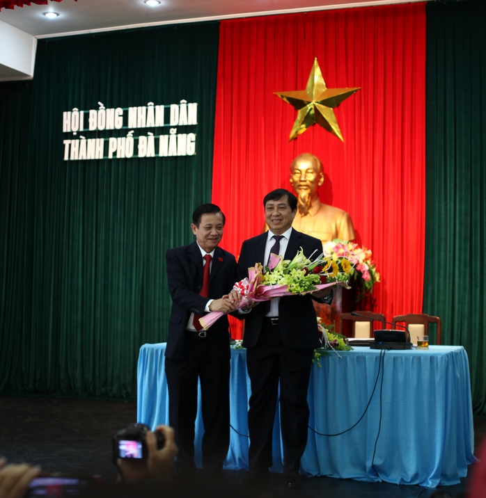 Bí thư Thành ủy TP Đà Nẵng Trần Thọ (trái) tặng hoa chúc mừng tân Chủ tịch UBND Huỳnh Đức ThơẢnh: HOÀNG DŨNG