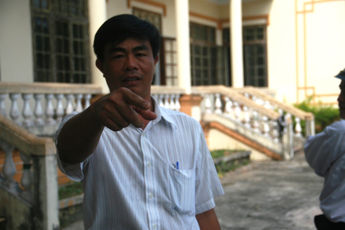 Ông Nguyễn Đức Đạo, người bị truy tố tội “Tham ô tài sản” chỉ tay, yêu cầu phóng viên phải xin phép mới được chụp hình