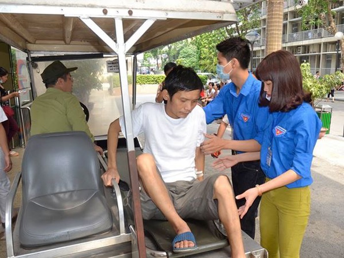 Sinh viên tình nguyện tham gia hướng dẫn, giúp đỡ bệnh nhân nhằm giảm thời gian chờ đợi khi đến BV Bạch Mai khám chữa bệnh sáng 4-7 Ảnh: NGỌC DUNG